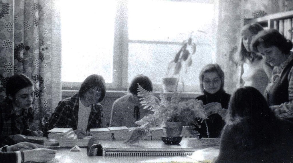 Źródło: Michalina Szymańska „ Mini kronika biblioteki szkolnej” – aktyw biblioteczny przy pracy.