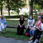 Powiększ zdjęcie Czytanie na trawie - zdjęcie 1