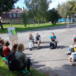 Powiększ zdjęcie Czytanie na trawie - zdjęcie 1