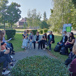 Powiększ zdjęcie Czytanie na trawie - zdjęcie 2