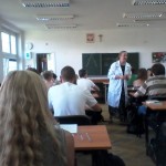 Powiększ zdjęcie Lekcja fizyki w klasie II h rok szkolny 2013/2014 - zdjęcie 4