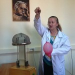 Powiększ zdjęcie Koło naukowe z fizyki w klasie III h rok szkolny 2014/2015 - zdjęcie 6
