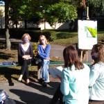 Powiększ zdjęcie Czytanie na trawie - zdjęcie 1