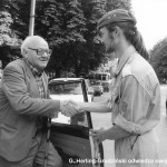 Powiększ zdjęcie Gustaw Herling-Grudziński odwiedza swoją szkołę w 1997 roku