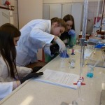Powiększ zdjęcie Lekcja chemii na UJK 30 listopada 2017 r. - zdjęcie 4