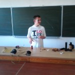 Powiększ zdjęcie Koło naukowe z fizyki w klasie II h rok szkolny 2013/2014 - zdjęcie 3