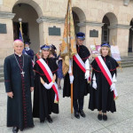 Powiększ zdjęcie Ksiądz Biskup Marian Florczyk i poczet sztandarowy I LO w Kielcach